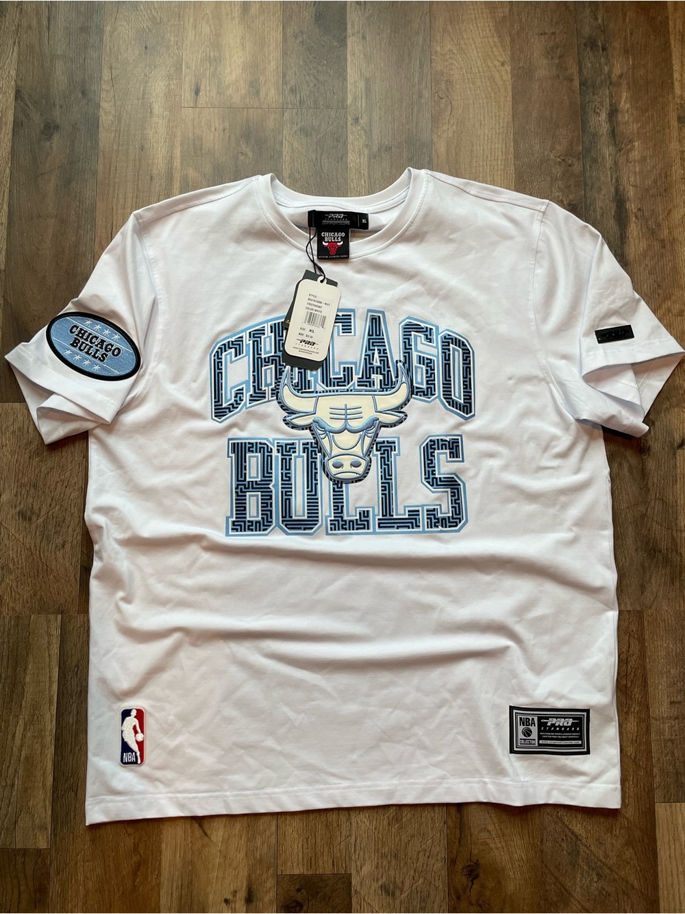 Pro Standard Men's Chicago Bulls Legend Blue Tee-White